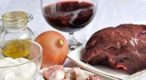 Куриная печень тушеная с грибами в красном вине