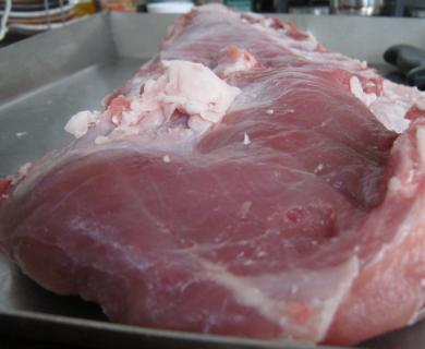 Как приготовить запеченный рулет из свиной брюшины в духовке